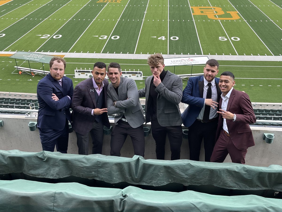 Mariah_Haley's tweet photo. Congratulations, Doctors 🐻 Watch out Physical Therapy world #BaylorGrad #Bromance https://t.co/lpuCMksQDv