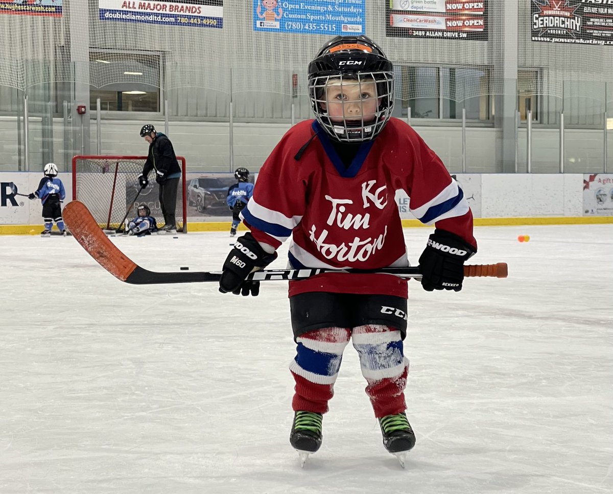 playhockeyedm's tweet photo. We’ve had some great pre-game pep talks and strategizing before putting our game faces at the ⁦@timbitshockey⁩ festival! https://t.co/ZfWNrf2Jh1