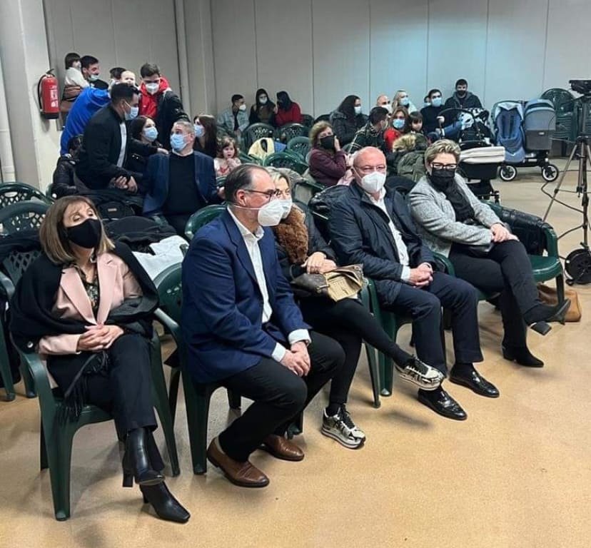 PD_Reus's tweet photo. Aquesta tarda hem volgut acompanyar als membres de l'Església Cristiana Evangèlica Rios de Vida de la Ciutat de #Reus en la celebració de la Festa de Nadal. Gràcies per l'acollida. https://t.co/vrXJv69JOZ