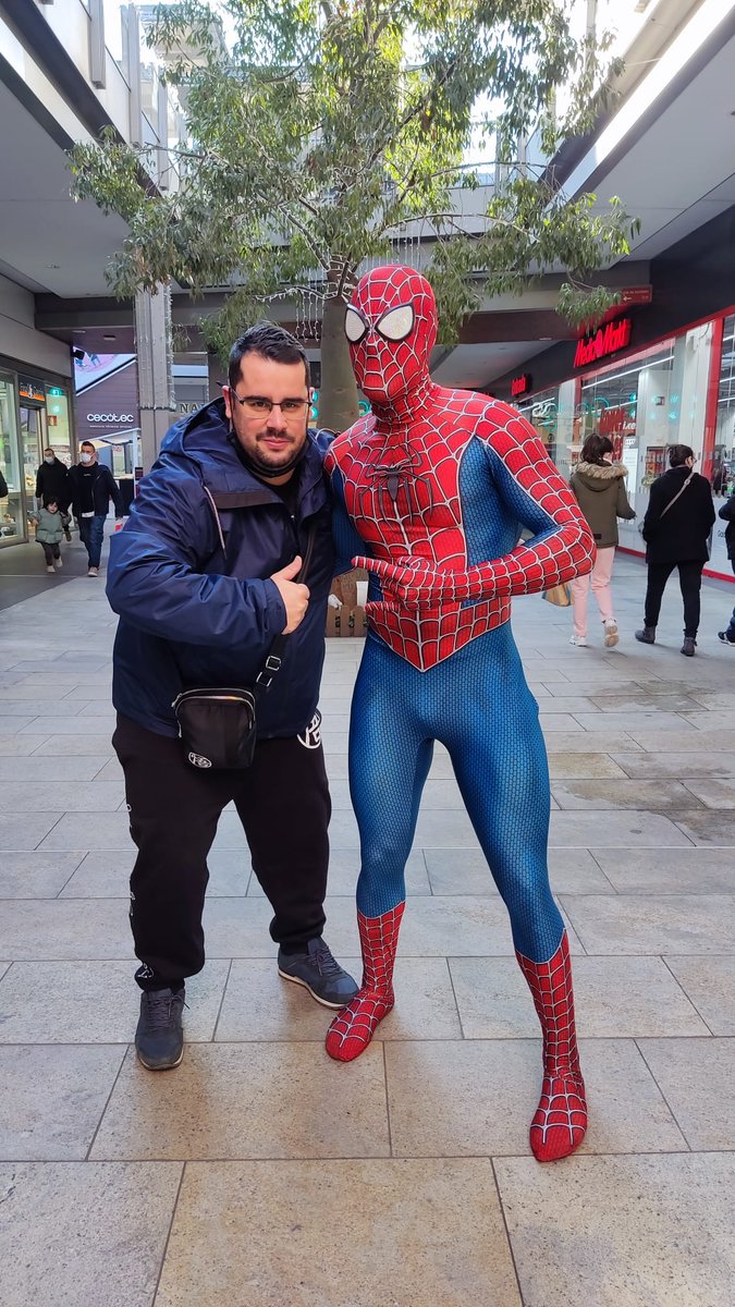 DaniPine90's tweet photo. Gran día hoy viendo #SpiderMan  #spidermannowayhome  junto con @LoLVaderxD @LaTorreDeKarin (con su traje de #Spidey ) @Jota89Art y @xpulgui 😍😍😍 
Hacia mucho tiempo que una peli no conseguía ponerme la piel de gallina y #SpiderMan lo ha conseguido!! Emociones sin parar!! https://t.co/AuJe2gW6P7