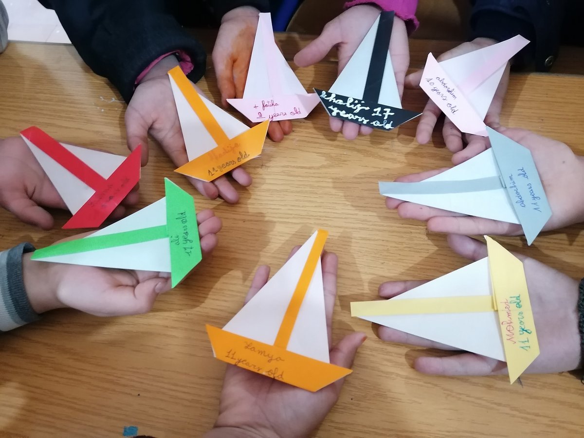Origami_Plus's tweet image. Lots of #origami boats folded by children at a workshop organized by the #Morocco origami association. :)
Tutorial: youtu.be/wT4eUgN4G-s #sailing 
Plein de bateaux en origami pliés par des enfants au #Maroc