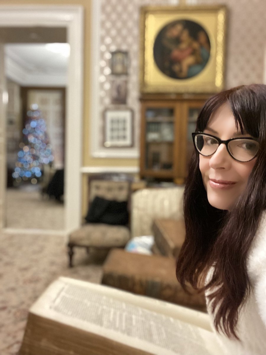 karenievers's tweet photo. Some light reading on this very gothic-esque Saturday night 🌝.  Feeling that Sheridan Le Fanu vibe tonight 😁. https://t.co/uJsmsiEtmR