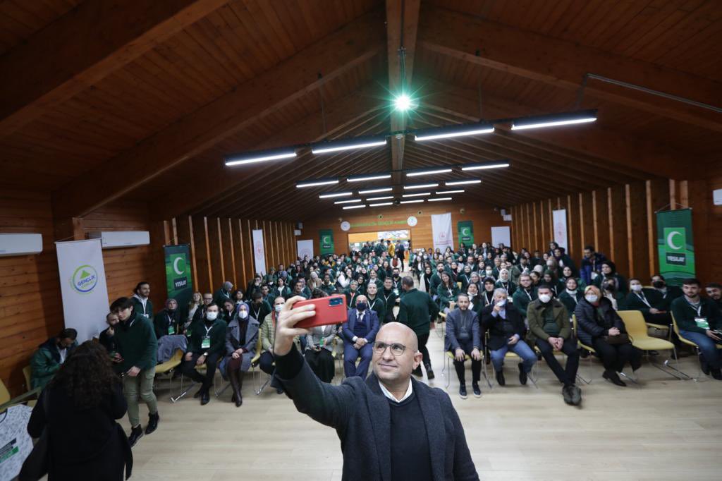 gencyesilayci's tweet photo. Genel Başkanımıza samimi sohbeti, ilgisi ve desteği için çok teşekkür ediyoruz.🍀🙌🏻 #BirlikteBüyüyoruz https://t.co/ZJ0QoLOoCI