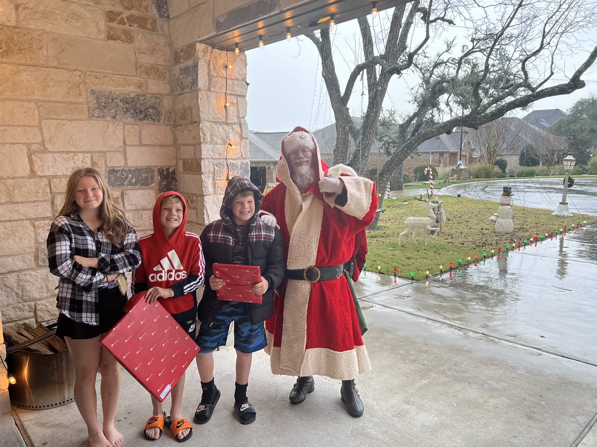 arrangoffe's tweet photo. The @CirrusLogic Santa visited our house today!! https://t.co/mVvFAsxmVR