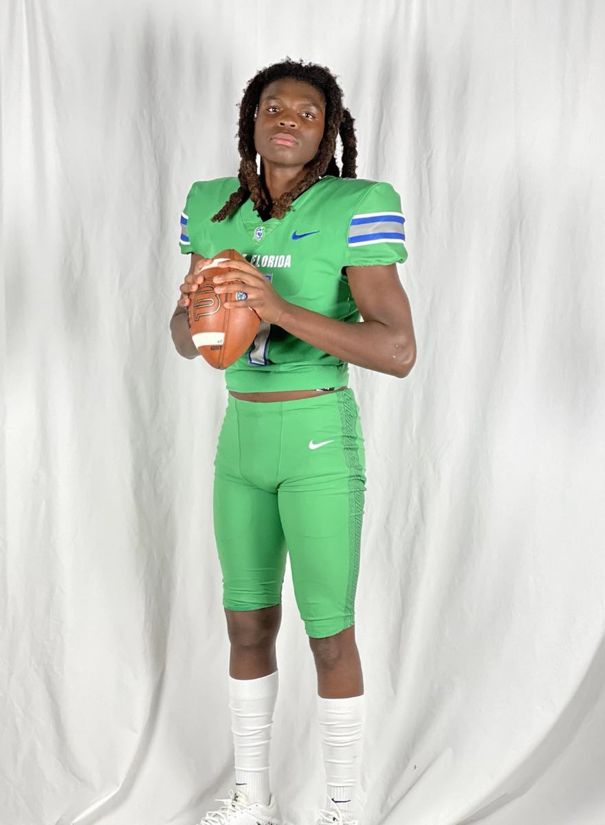 michaun3coward's tweet photo. No matter the circumstances, if you’re a baller someone’s gonna find you‼️ After a great talk with coach @DarianDulin, I’m excited to announce that I’ll be committed to @UWFFootball Let’s work 💚💙 @JUCOFFrenzy https://t.co/YsSbfylUVI