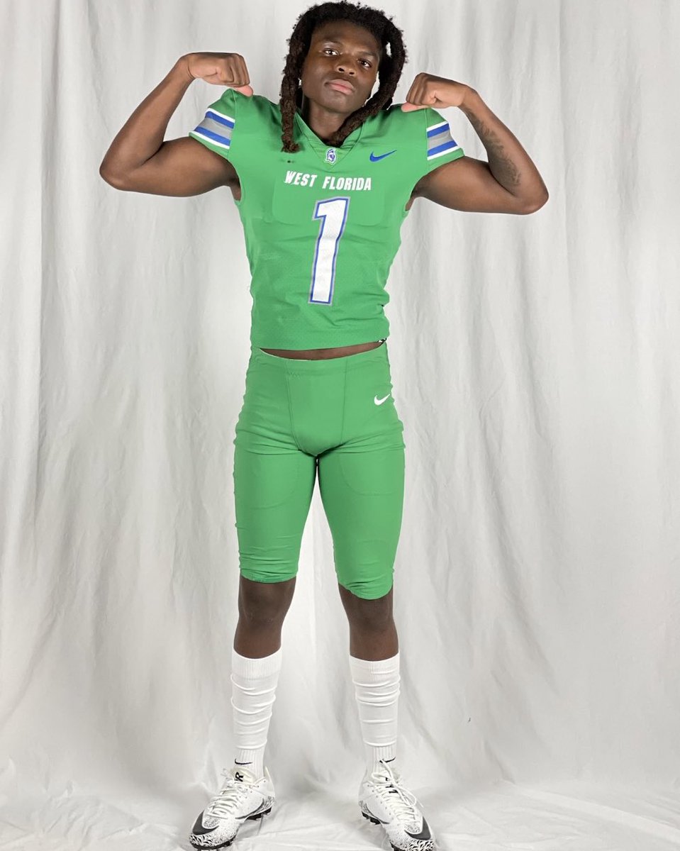 michaun3coward's tweet photo. No matter the circumstances, if you’re a baller someone’s gonna find you‼️ After a great talk with coach @DarianDulin, I’m excited to announce that I’ll be committed to @UWFFootball Let’s work 💚💙 @JUCOFFrenzy https://t.co/YsSbfylUVI