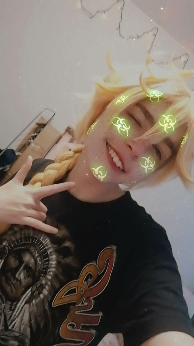 Уложила паричок на Итэра, кайфую😍💞
Мне так нравится!! А ещё, думаю, мне идёт Итэр, ибо фотки без мейка мне уже нравятся