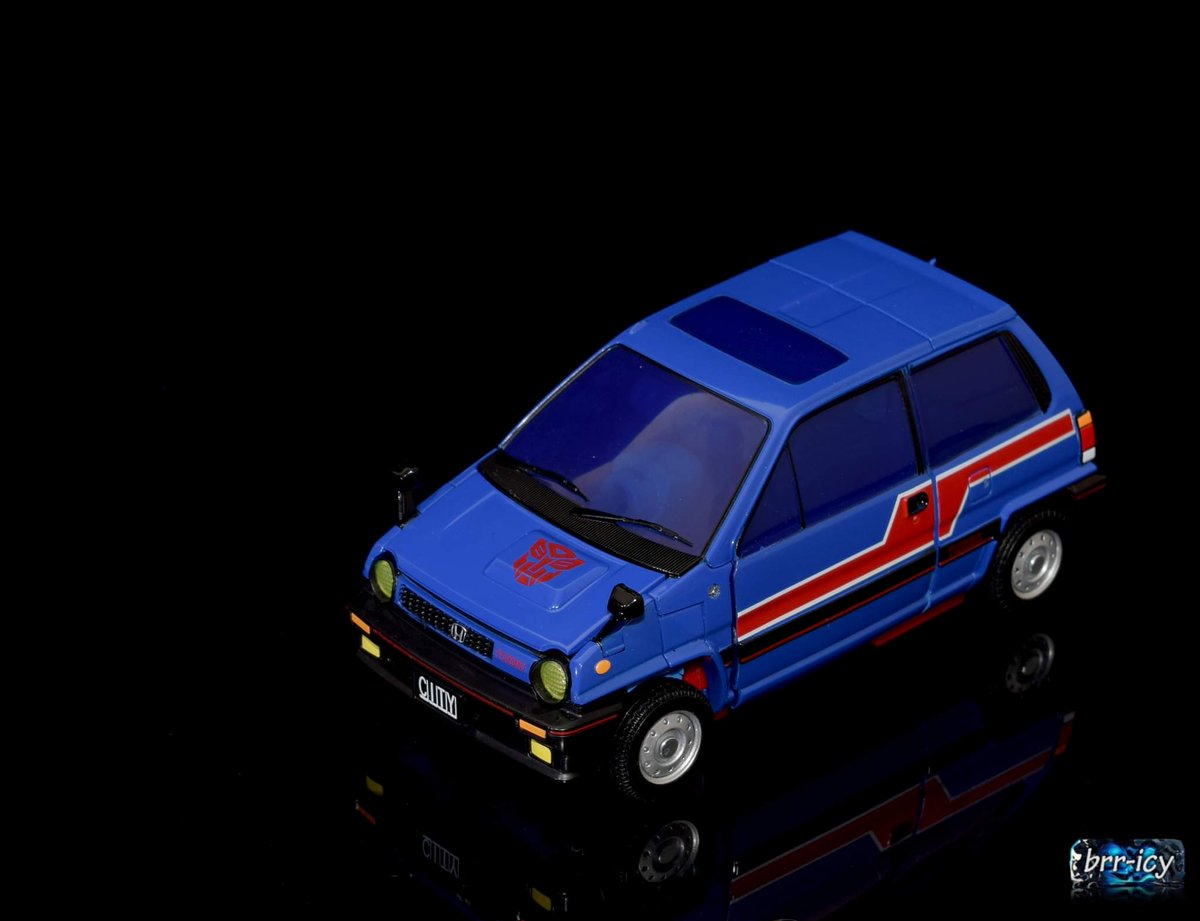 Picked up mp skids at tfcon,  what a great figure.  Intuitive,  the back of the legs was a masterpiece moment for me. (Tm <a href="/TFsquareone/">Maz</a>) i didn't think i would like him as much as i do,  it's just skids right?