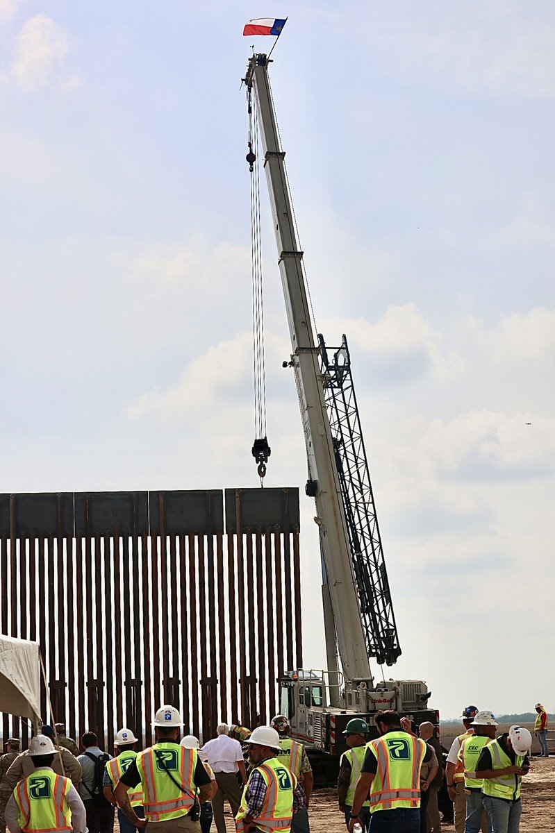 GregAbbott_TX's tweet image. The Texas border wall is officially up.

While Biden does nothing, we are stepping up to protect our communities.

The Lone Star State is securing the border.