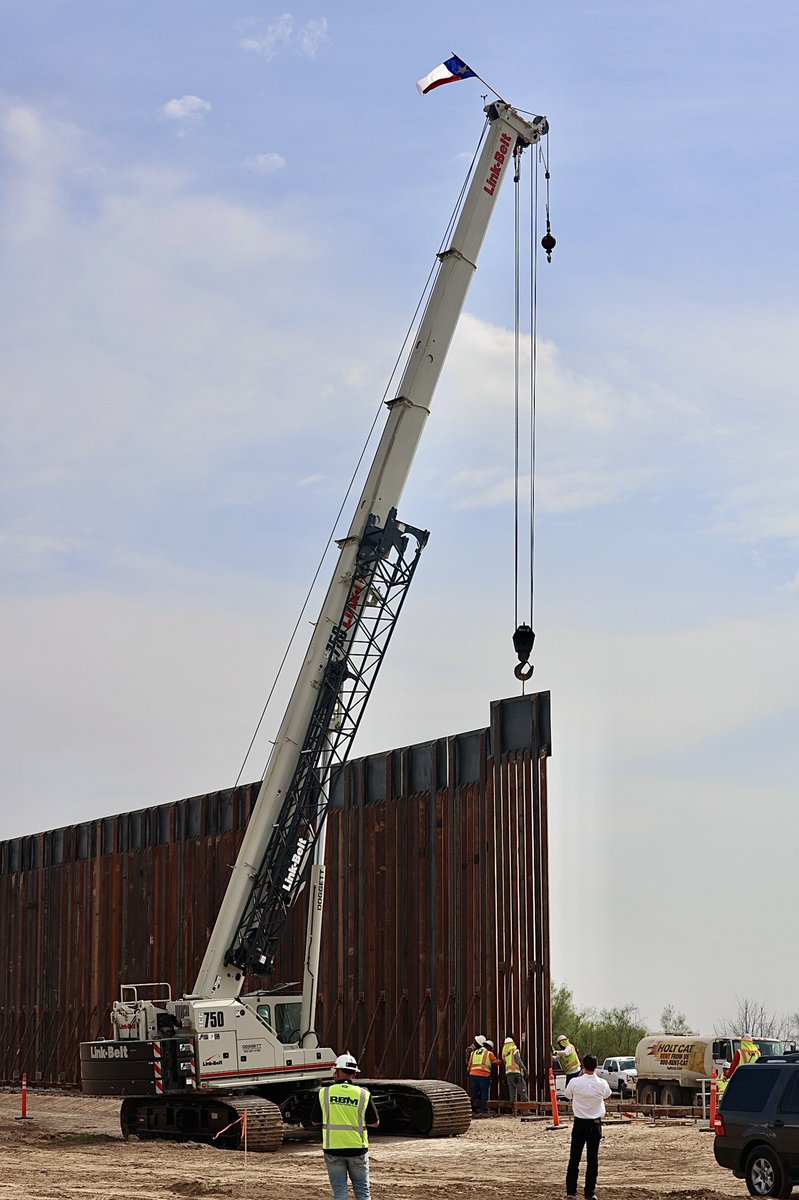 GregAbbott_TX's tweet image. The Texas border wall is officially up.

While Biden does nothing, we are stepping up to protect our communities.

The Lone Star State is securing the border.
