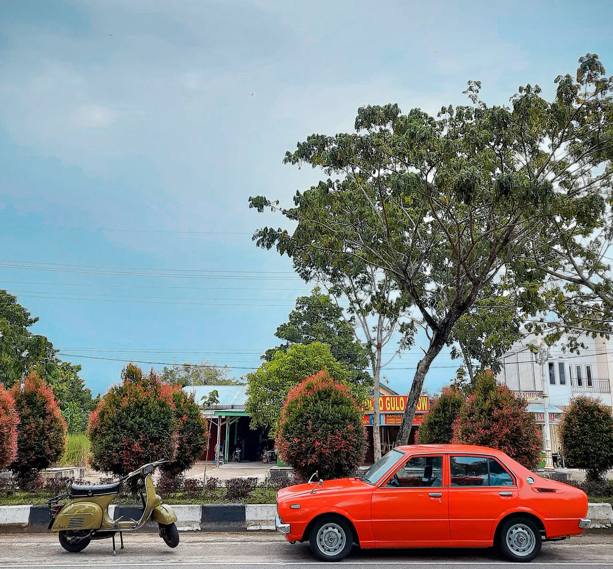 Abrar_Kharim's tweet photo. Sprint 77 x Corolla 78
#KE30 #corolla #Vespa https://t.co/ImfhdJ2qgL