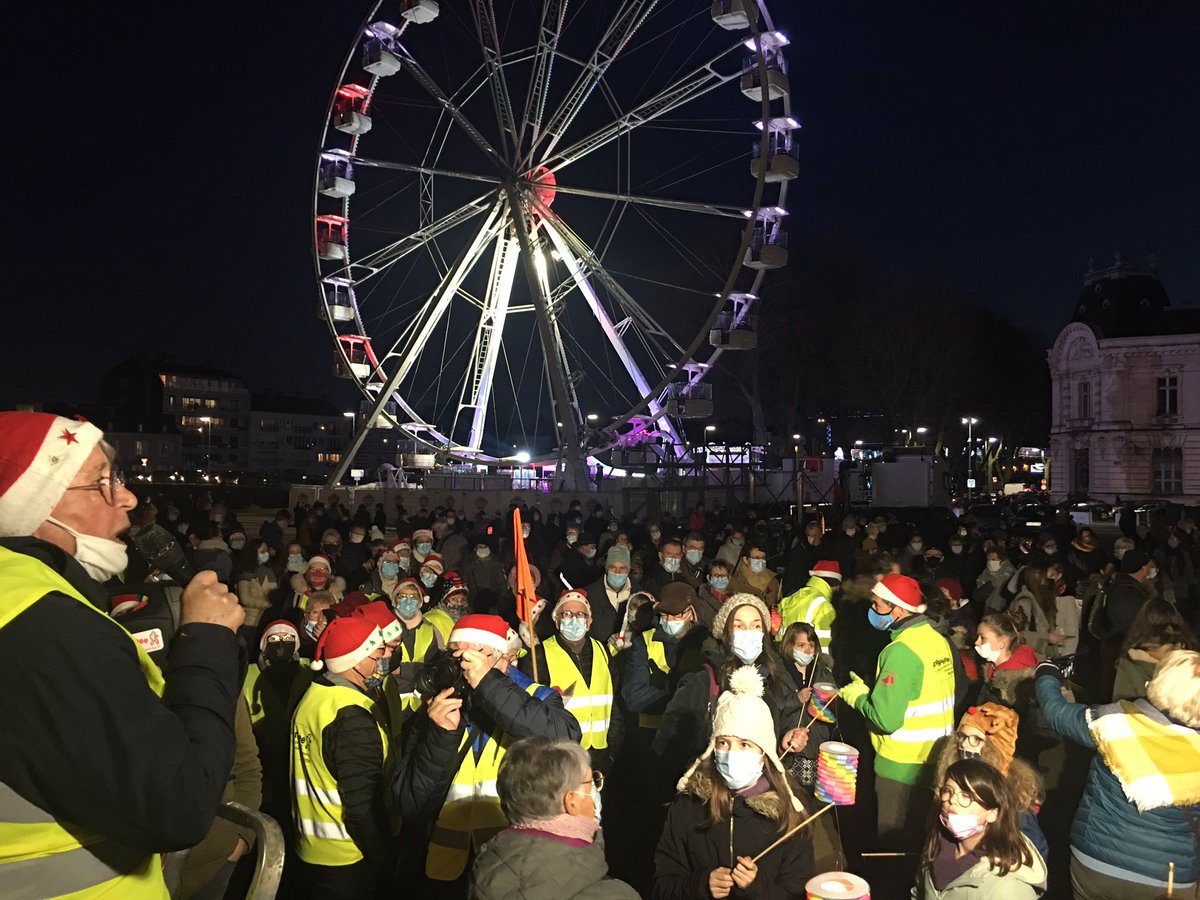 Près de 1000 participants à la randonnée aux lampions ! 
A travers les ruelles et le patrimoine de <a href="/Laval_la_Ville/">Laval la Ville</a> pour découvrir autrement nos #Lumières. 
Merci aux 80 bénévoles du comité départemental de randonnée.