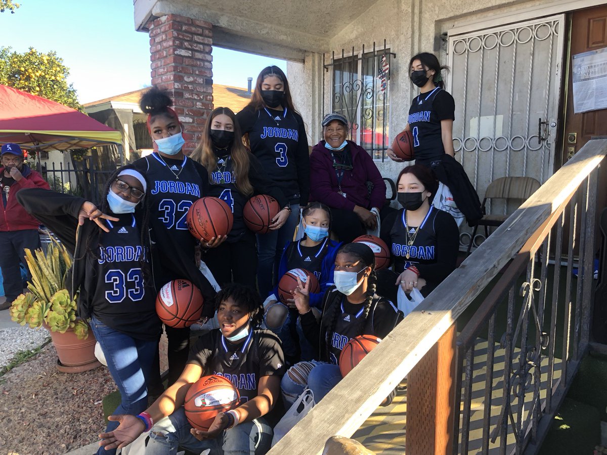 NewsCutz's tweet photo. She’s restless during the holiday season. “Sweet” Alice Harris continues her giving spirit. She’s hosting her second toy giveaway this week. Pictured here w #JordanHigh basketball team 🤗❤️🎄🏀 #ParentsofWatts https://t.co/epJtFTiEnk