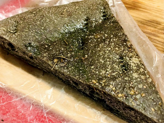 パラダイスアレーさんの炭フォカッチャ食べる 