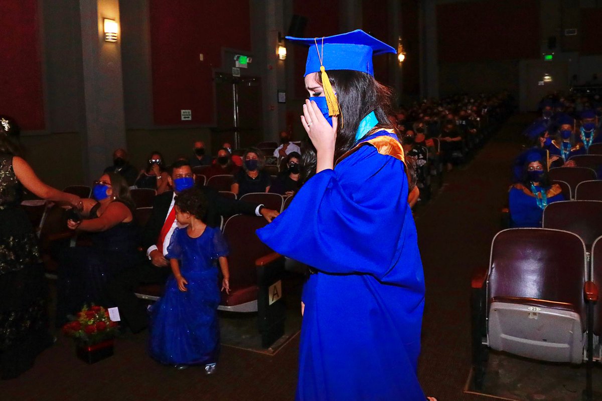 Este año los colegios particulares tuvieron la oportunidad de participar en el concurso de Becas Internacionales para carreras específicas.El día de ayer sorprendimos a Daniela González, primer puesto de honor del Instituto Atenea,estudiará Ing.eléctrica una d las beneficiadas.