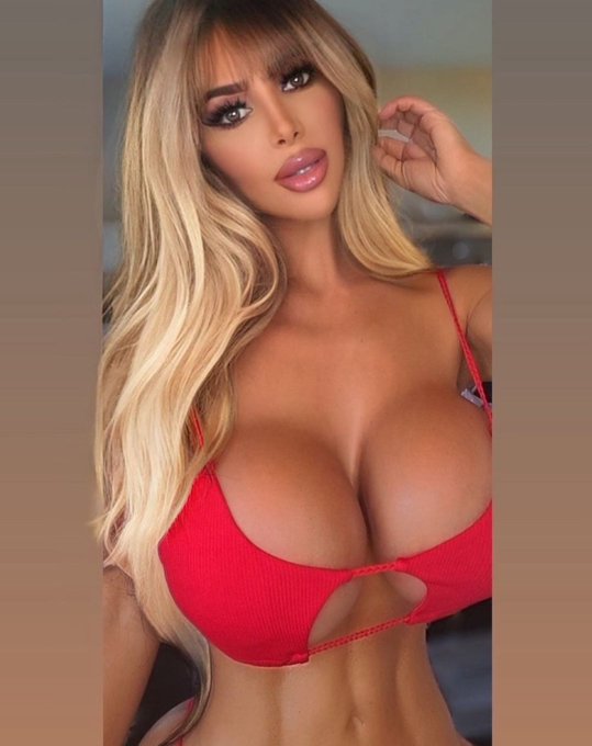 Here's one of my most liked pictures edited by a fan to be blonde... ?

What do you guys think?

#retweet