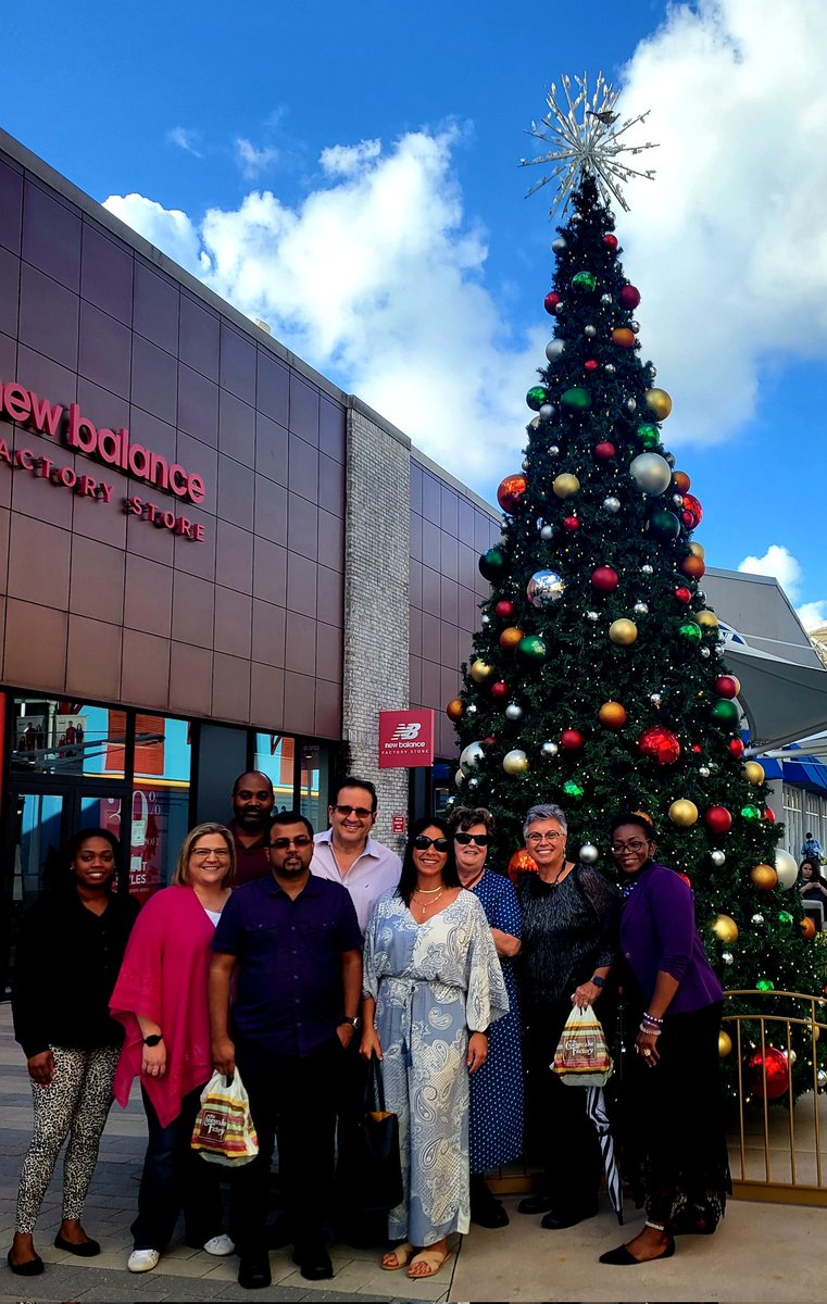 BASCCBroward's tweet photo. From our office to you and yours, happy holidays and best wishes for a joyous, healthy and prosperous 2022. #BASCCQUALITY @browardschools https://t.co/gVBwgVT77t