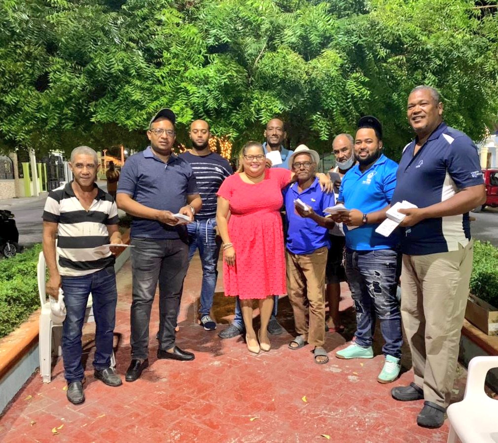 GreyPrezDaz1's tweet photo. Durante la entrega de Bonos Navideños a presidentes de Juntas de Vecinos del Municipio de Azua, distribuidos en un agradable ambiente el el Parque de la Santomé. Gracias a Jean Carlos Martínez por el apoyo. @luisabinader @raquelarbaje @scarletbenzan https://t.co/kgn8QBvvuO