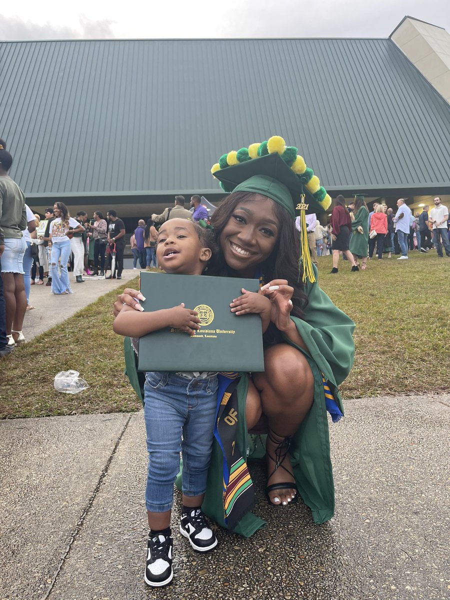 a_asiaaaa's tweet photo. The blood sweat and tears I put in this degree! I’m not done yet. I am just getting started . This degree is dedicated to my baby girl Jaelyn . I love you ❤️🤞🏽#selu21 #FutureSportsAgent https://t.co/LXynIeteE8