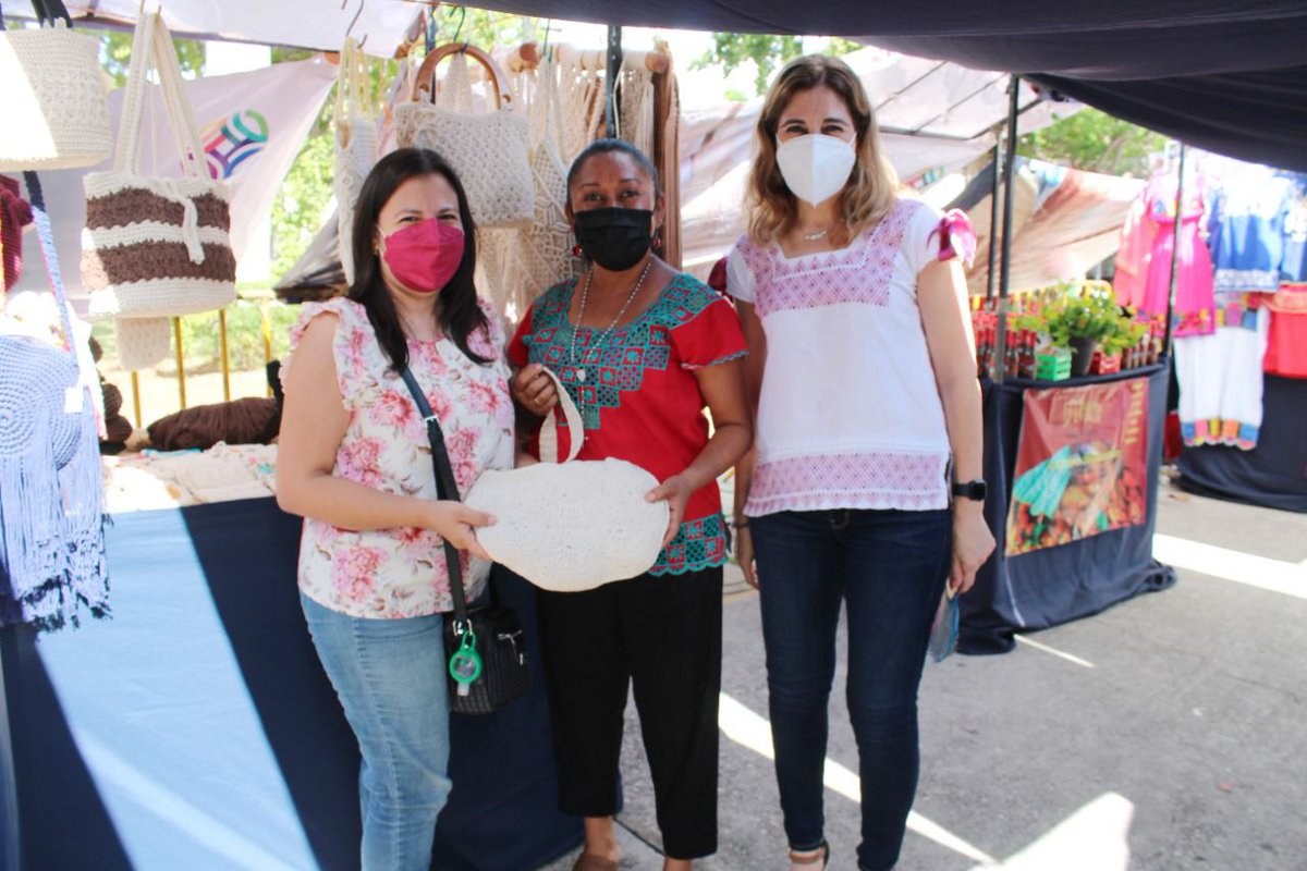 CAEYYucatan's tweet photo. Visítanos en la tradicional “Feria Artesanal Navideña” donde encontrarás a 52 artesanas y artesanos exponiendo una gran variedad de artesanías, como #huipiles, blusas y ternos con hermosos matizados, elaborados en tela de lino o algodón, de punto de cruz https://t.co/Aeq7cGVlN7