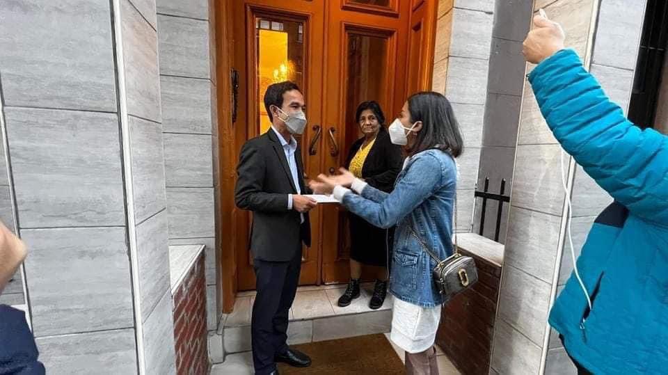 Burmese people in American protested against the Cambodia prime minister Hun Sen <a href="/hunsencambodia/">Hun Sen</a> who did handshake with murderer Min Aung Hlaing. Hun Sen is supporting #CrimesAgainstHumanity . #HunSenStayHome #Dec19Coup #WhatsHappeningInMyanmar