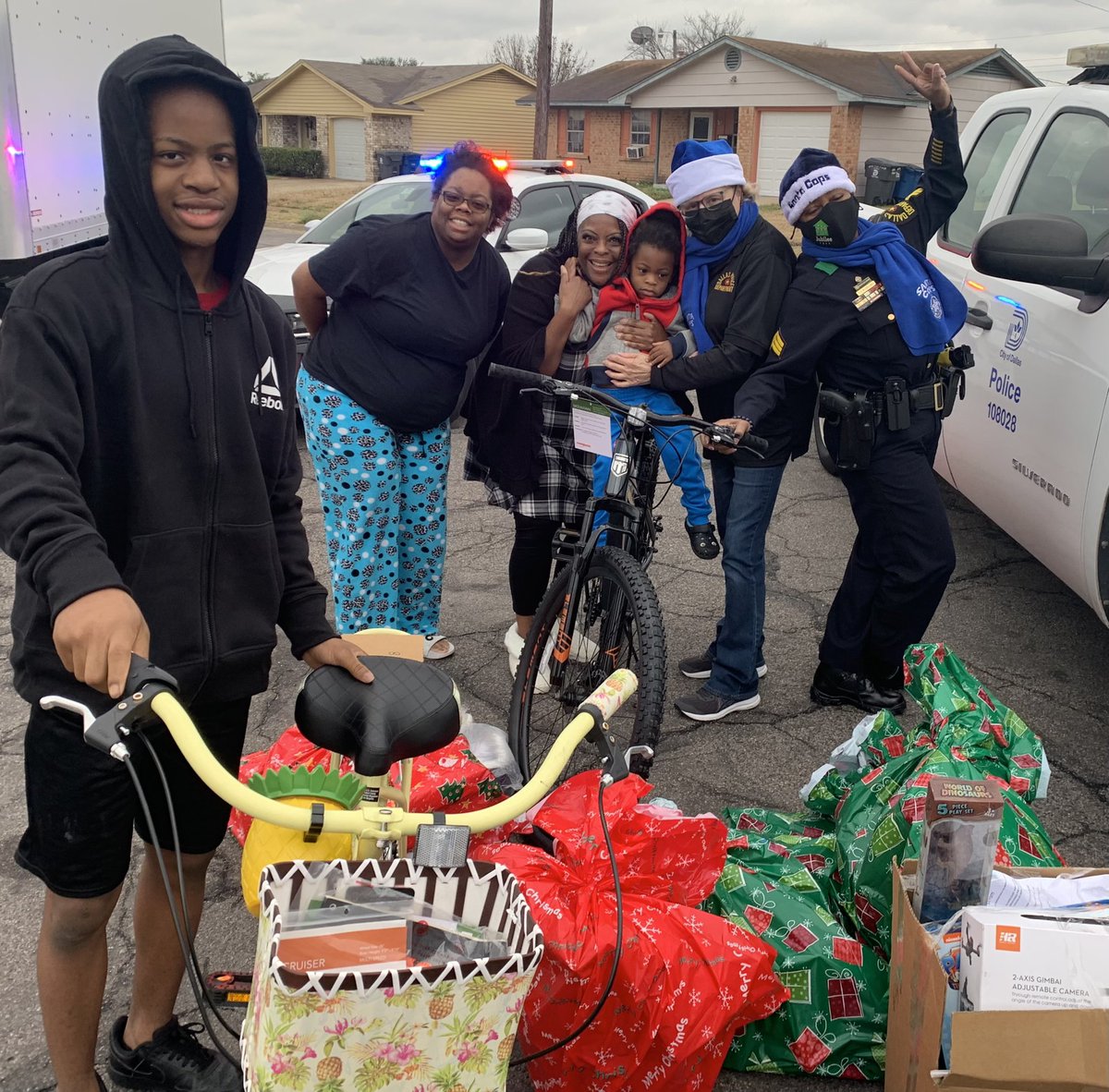 DPDVolunteers's tweet photo. @DallasPD #SantaCops2021 Delivering toys and smiles during the Holidays @DPDJubileePark @SantaCops @wfaa @wfaaweather @DPDMunoz @AShawDPD @DPDSalas @STEVEPICK11 @NENPODPD @LeroyQuigg @WJWest233 @DPDSCROC @Michelara @DPDCPABarnes15 #HappyHolidays2021 #sowingthegoodseed https://t.co/JgwmDFYtCW