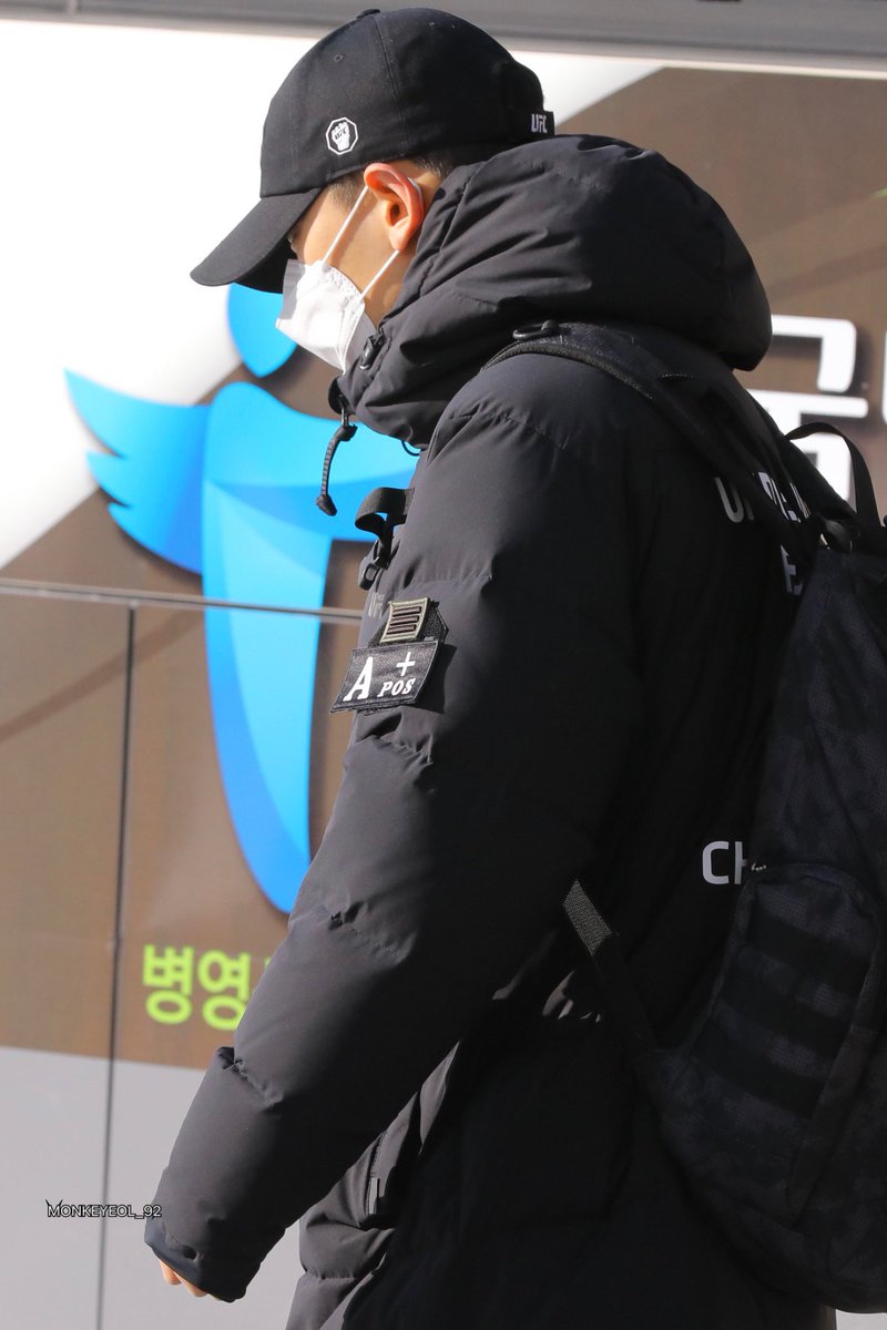 MONKEYEOL_92's tweet photo. 211219  찬열 뮤지컬 출근길 🌞

🤛🏻🤛🏻🤛🏻🤛🏻

#찬열아_넌_우리의_���이사야  
#CHANYEOL #찬열 
#EXO #엑소 @weareoneEXO https://t.co/EDJQCBa9By