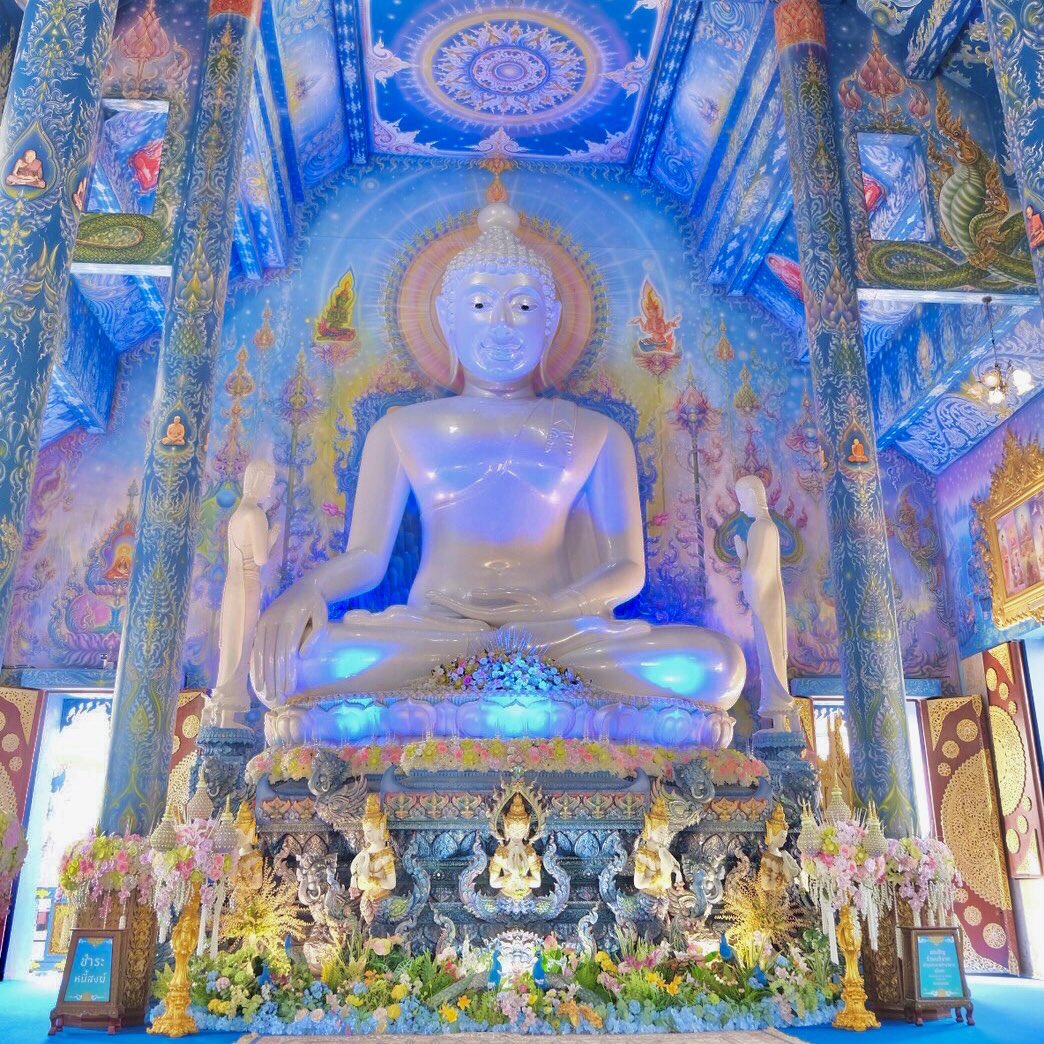 StoryCinnamon's tweet photo. "วันนี้วันพระ" 🙏🏻🙏🏻🙏🏻
.
.
.
.
.
#วันนี้วันพระ #วัดร่องเสือเต้น #วัดสวยเชียงราย #ริมกก #เชียงราย
#bluetemple #temple #rimkok #chiangrai

วัดร่องเสือเต้น Blue Temple (เทศบาลนครเชียงราย,จังหวัดเชียงราย) https://t.co/0HzFsZhiom