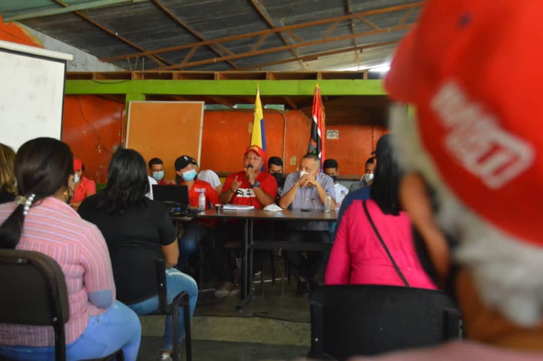 Psuv_SimonPlana's tweet photo. #EnFoto📸 Nuestro jefe político el Alc. @AngelPradoSP en compañía de la Dirección Municipal del Psuv y miembros del @PSUVLara_ sostuvo encuentro con jefe de UBCh, líderes de comunidad y jefes de calle, dónde se evaluó la coyuntura política en el territorio.

#CeseALasAgresiones https://t.co/HPnJ4w3tL8