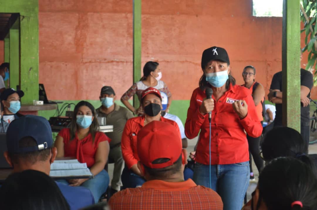 Psuv_SimonPlana's tweet photo. #EnFoto📸 Nuestro jefe político el Alc. @AngelPradoSP en compañía de la Dirección Municipal del Psuv y miembros del @PSUVLara_ sostuvo encuentro con jefe de UBCh, líderes de comunidad y jefes de calle, dónde se evaluó la coyuntura política en el territorio.

#CeseALasAgresiones https://t.co/HPnJ4w3tL8