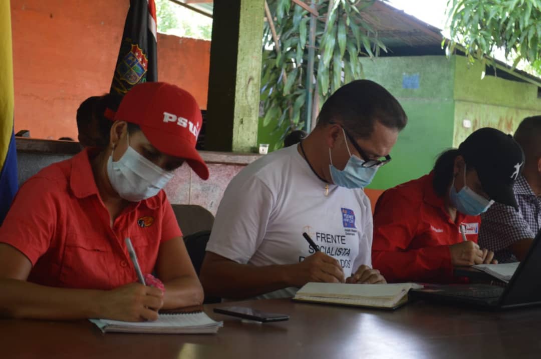 #EnFoto📸 Nuestro jefe político el Alc. <a href="/AngelPradoSP/">AngelPradoSP</a> en compañía de la Dirección Municipal del Psuv y miembros del <a href="/PSUVLara_/">⭕NOTI PSUV 🗞️</a> sostuvo encuentro con jefe de UBCh, líderes de comunidad y jefes de calle, dónde se evaluó la coyuntura política en el territorio.

#CeseALasAgresiones