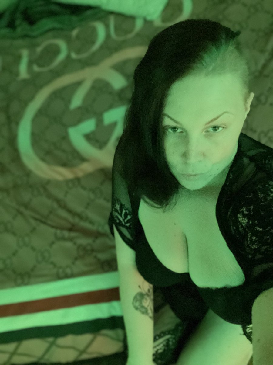 fetishqueenJJ's tweet photo. Booking now for Tuesday night! Available all night! #yeg #incall #outcall #elite #model #edmonton https://t.co/HqfJzpSBly