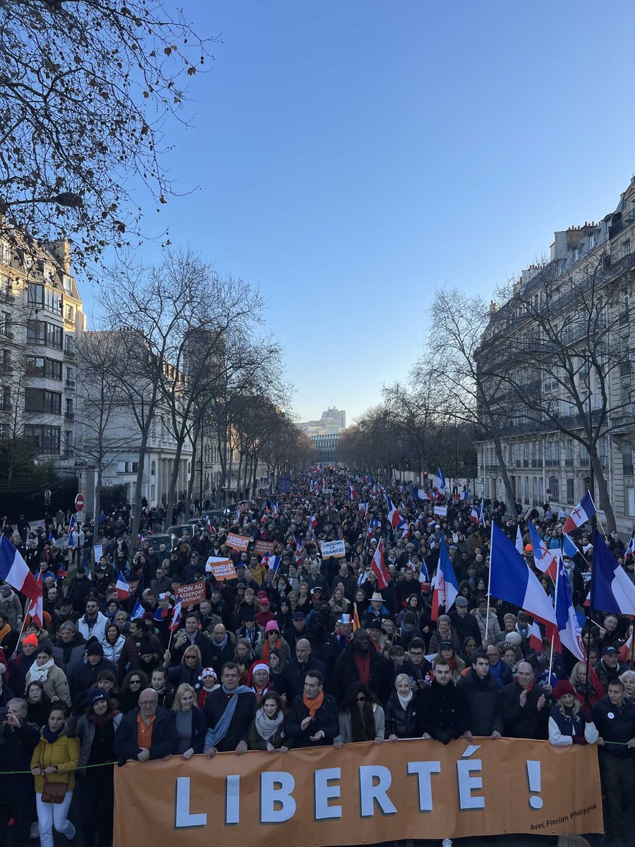 aginnt's tweet photo. Paris today. https://t.co/NcXYVduzdD