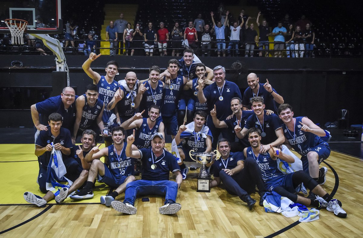 debandejabasket's tweet photo. 🏆 🔥 ¡@sociosidscoliva campeón del "Súper 8" de la @LigaARGbasquet!

🥇 Independiente venció en la final a @CcaoCeres 74-72 y se coronó en el estadio de @ObrasBasket

🚨 "La I" se consagró campeona tras meter el último doble del juego de la mano de Salva Giletto

#LigaArgentina https://t.co/8hlVYN7qWI