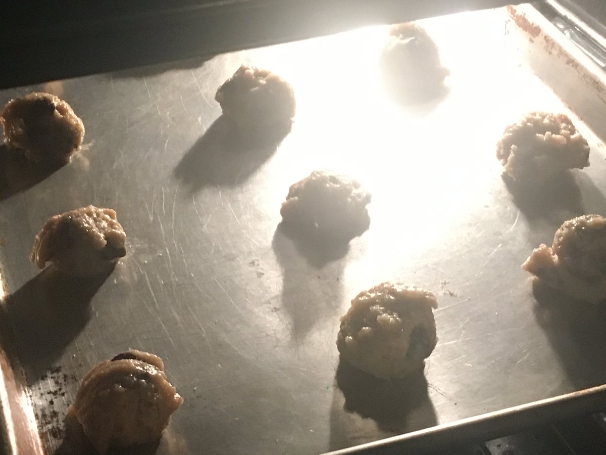Mothermayhem31's tweet image. Finishing up the last batch dark chocolate chip cookies 🤤😋😍Who  wants  some?🖤