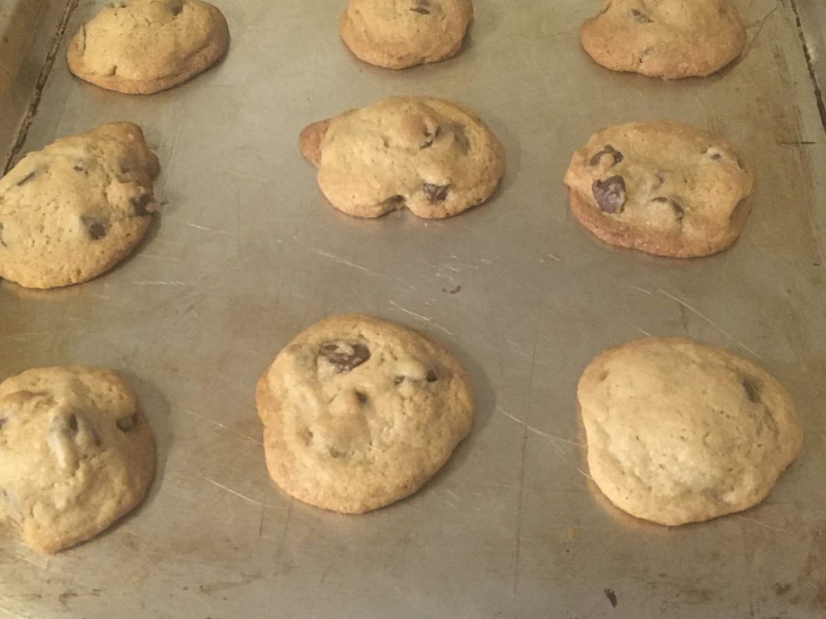 Mothermayhem31's tweet image. Finishing up the last batch dark chocolate chip cookies 🤤😋😍Who  wants  some?🖤