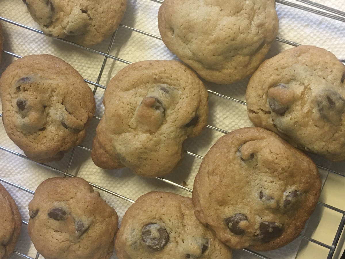 Mothermayhem31's tweet image. Finishing up the last batch dark chocolate chip cookies 🤤😋😍Who  wants  some?🖤