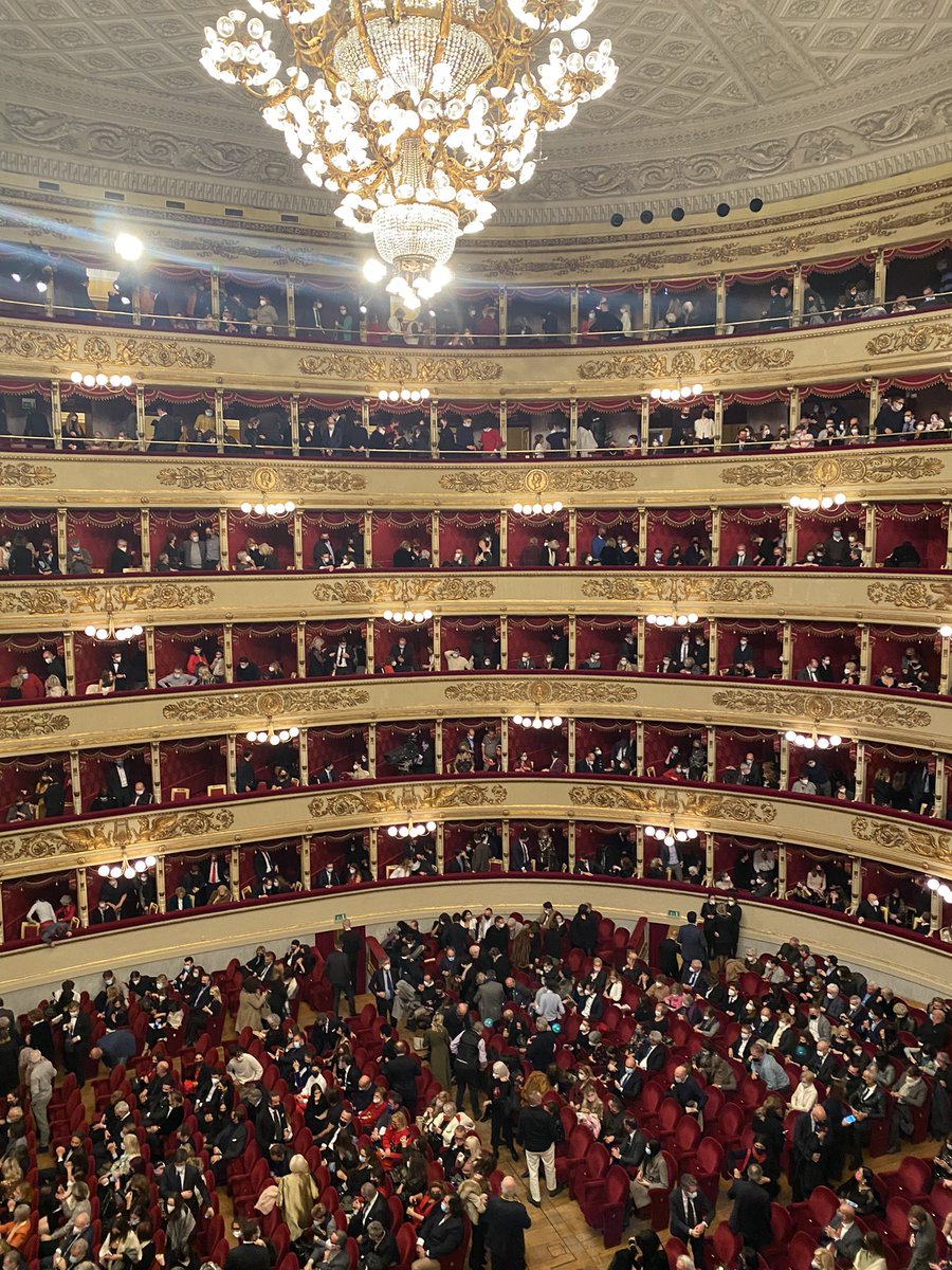 maximum855's tweet photo. #concertodinatale #natale #allascala #teatroallascala #milano #milan #italy #italia https://t.co/TkXtvsHQ6Q
