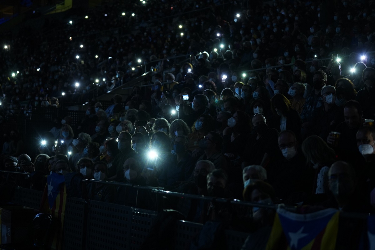 naciodigital's tweet photo. Flaix | El Palau Sant Jordi s'entrega a @lluis_llach en la seva tornada a l'escenari 

📸 @fredericesteve3
https://t.co/sye8q8fcI8 https://t.co/1dwbryqDVF