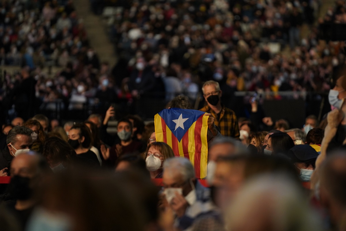 naciodigital's tweet photo. Flaix | El Palau Sant Jordi s'entrega a @lluis_llach en la seva tornada a l'escenari 

📸 @fredericesteve3
https://t.co/sye8q8fcI8 https://t.co/1dwbryqDVF