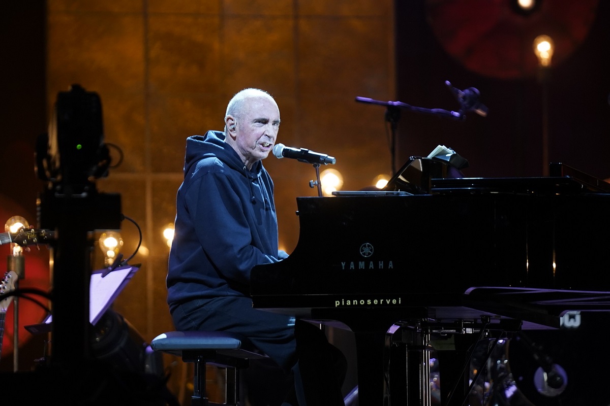 naciodigital's tweet photo. Flaix | El Palau Sant Jordi s'entrega a @lluis_llach en la seva tornada a l'escenari 

📸 @fredericesteve3
https://t.co/sye8q8fcI8 https://t.co/IMmm3piJrr