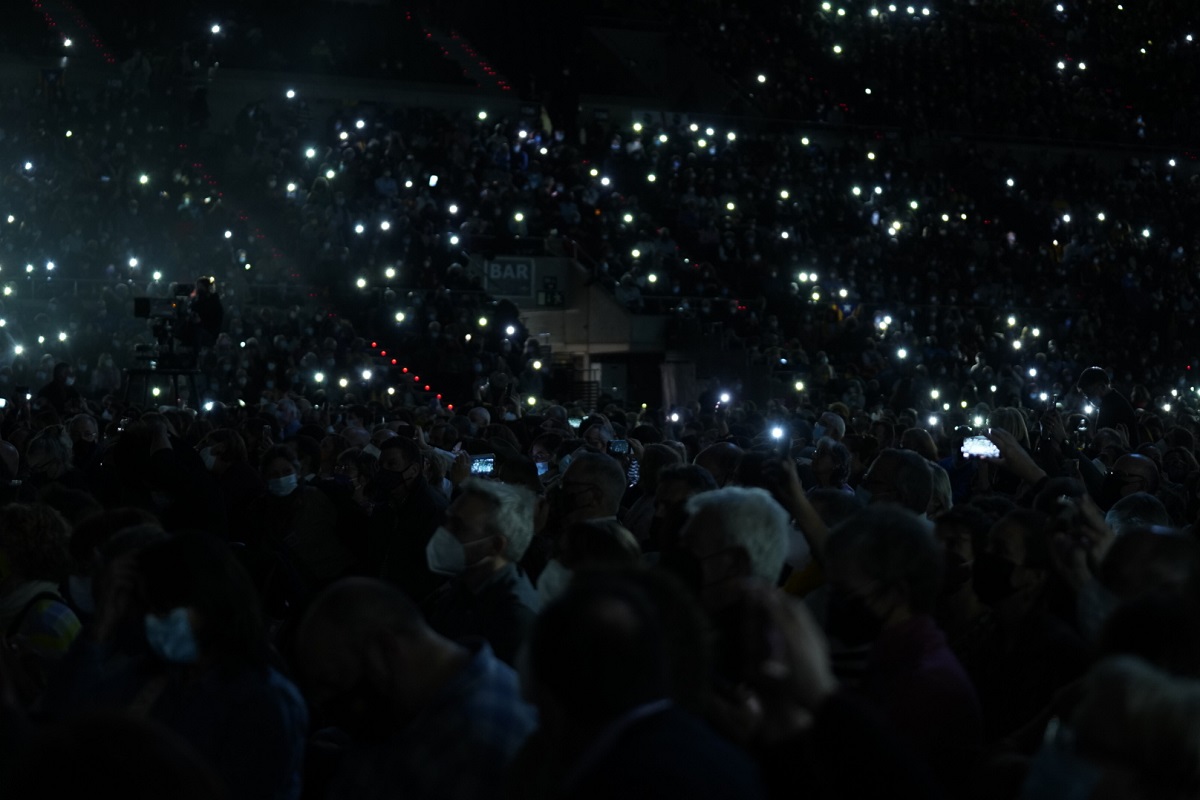 naciodigital's tweet photo. Flaix | El Palau Sant Jordi s'entrega a @lluis_llach en la seva tornada a l'escenari 

📸 @fredericesteve3
https://t.co/sye8q8fcI8 https://t.co/IMmm3piJrr