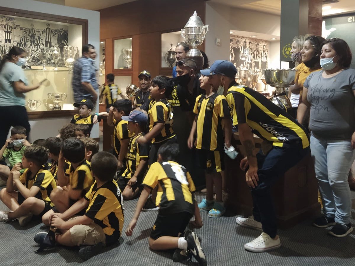 capmuseo's tweet photo. Una delegación del baby de Peñarol de Mercedes visitó el Museo. https://t.co/8VIWADchoL