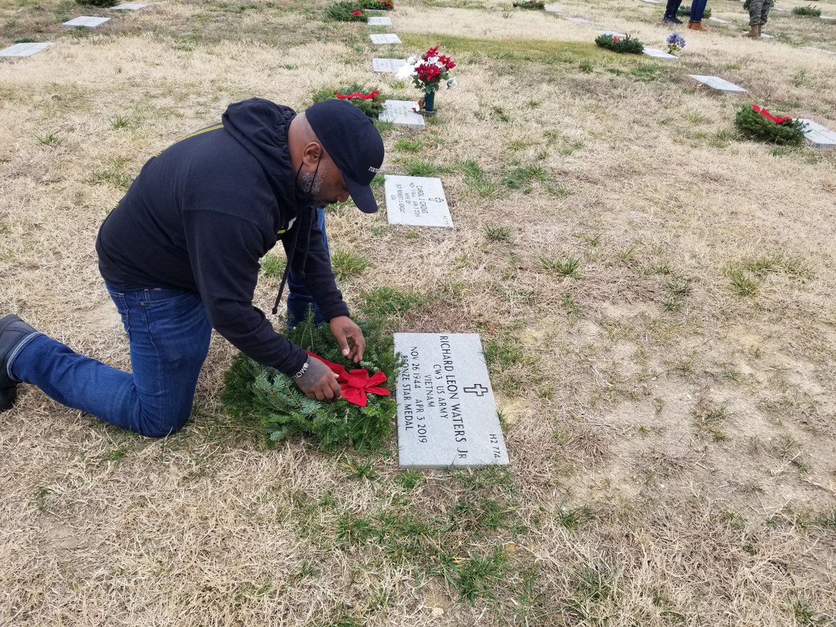 STKendall153's tweet photo. 🇺🇸🇺🇸🇺🇸 TODAY, the Brothers of #STK153 and dozens of other clubs &amp; organizations gathered at Cheltenham Veterans Cemetery (MDCHVC) to Remember &amp; Honor our veterans through the laying of 'Remembrance Wreaths'.

#RememberHonorTeach
#LiveTheirLegacy2021
#WreathsAcrossAmerica https://t.co/x7ZY6XaEAR