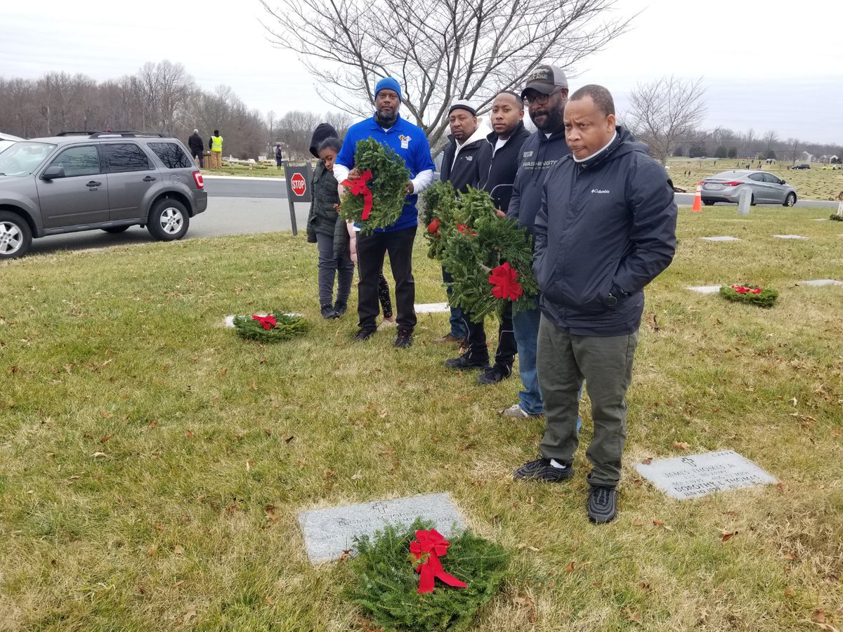 STKendall153's tweet photo. 🇺🇸🇺🇸🇺🇸 TODAY, the Brothers of #STK153 and dozens of other clubs &amp; organizations gathered at Cheltenham Veterans Cemetery (MDCHVC) to Remember &amp; Honor our veterans through the laying of 'Remembrance Wreaths'.

#RememberHonorTeach
#LiveTheirLegacy2021
#WreathsAcrossAmerica https://t.co/x7ZY6XaEAR