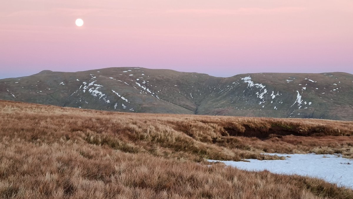 JamesFStone's tweet photo. Moonrise at sunset. Over #Helvellyn this evening #moonrise #sunsets @stormhour @lakedistrictnpa https://t.co/wcRNXSdlqW