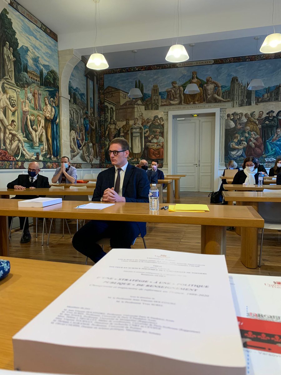 Très heureux, ému et honoré d'avoir été élevé au grade de docteur en science politique de l'Université de Poitiers. Mille mercis au jury (Philippe Lagrange, Jean Vincent Holeindre, Yves Surel, Hélène L'Heuillet, Jean Joana, Virginie Tournay, Olivier Chopin ! :)