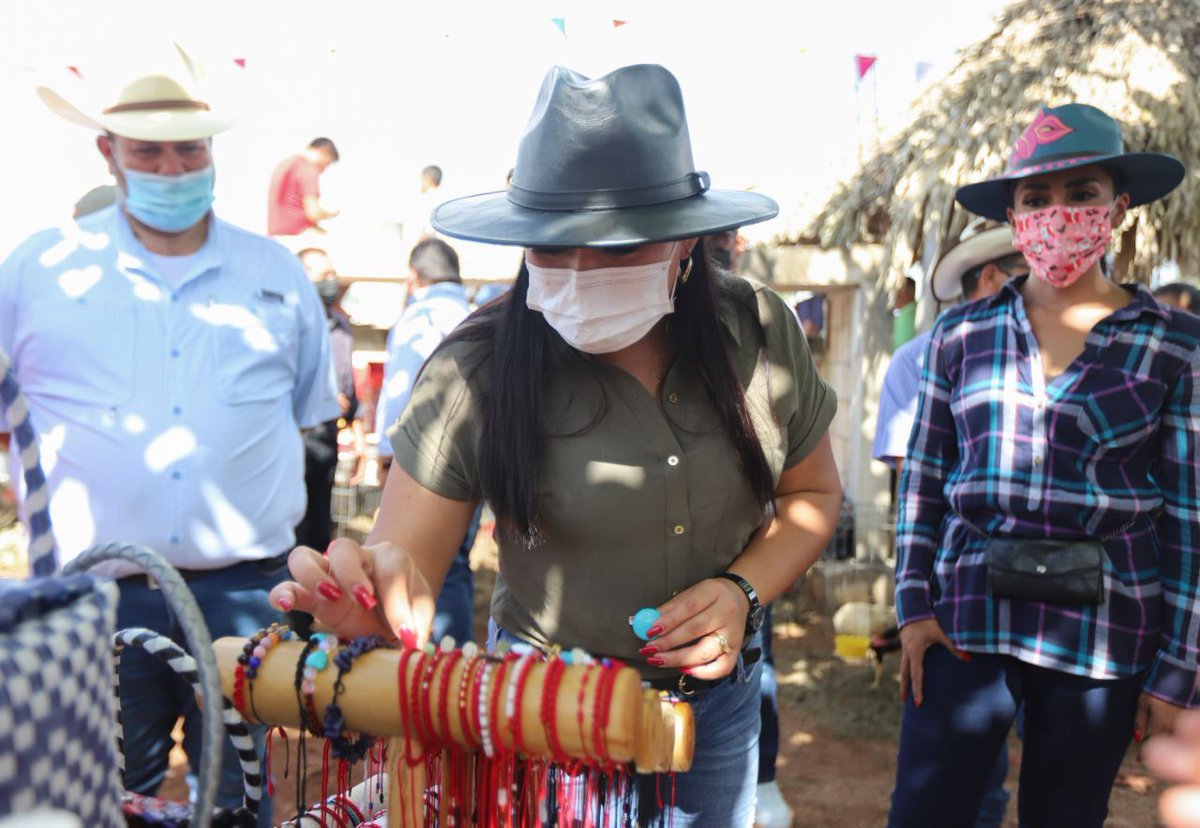#DesarrolloSostenible Miel y sus derivados, artesanías y demás productos agropecuarios fueron exhibidos en el #1TianguisDeProductoresAgropecuarios de #LeonaVicario del <a href="/PtoMorelosAyto/">Ayto. Puerto Morelos</a> presidió el evento la Presidenta Municipal <a href="/BlancaMerariPM/">Blanca Merari Puerto Morelos</a> con #OrgulloLeonense <a href="/LilianJVC/">Lilian Villanueva</a>