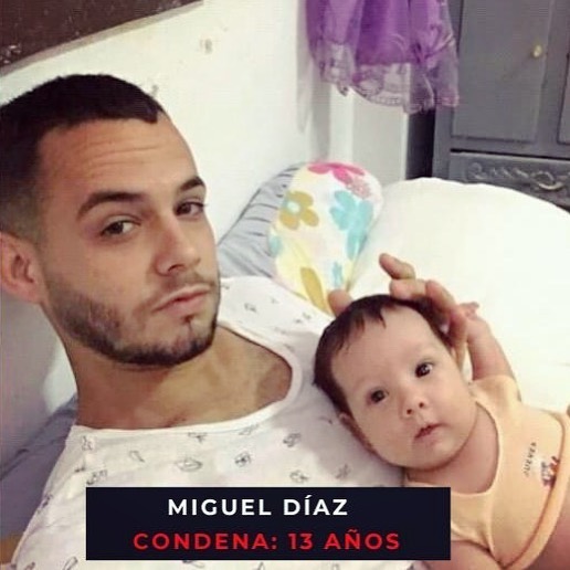 mambisa33's tweet photo. #TerrorismoDeEstadoCubano
Ellos son Migueĺ Díaz Zaldívar y su bebé. Miguel tiene 23 años y está semana fue condenado a 13 años de prisión por manifestarse pacíficamente el 11 de Julio. https://t.co/V8XkcQrq1C