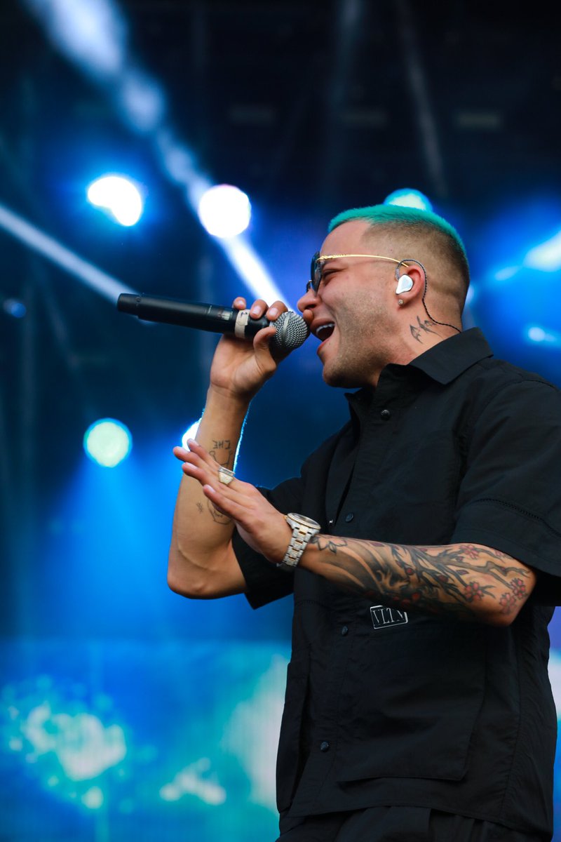 VibraUrbanaFest's tweet photo. Un set inolvidable de @NioGarcia cantando en honor a Flow La Movie y su familia #FlowForever https://t.co/nRWSdfxDD8